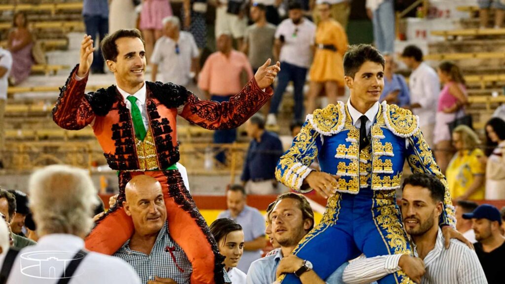 Santiago Esplá Galvan sale por la Puerta Grande Alicante