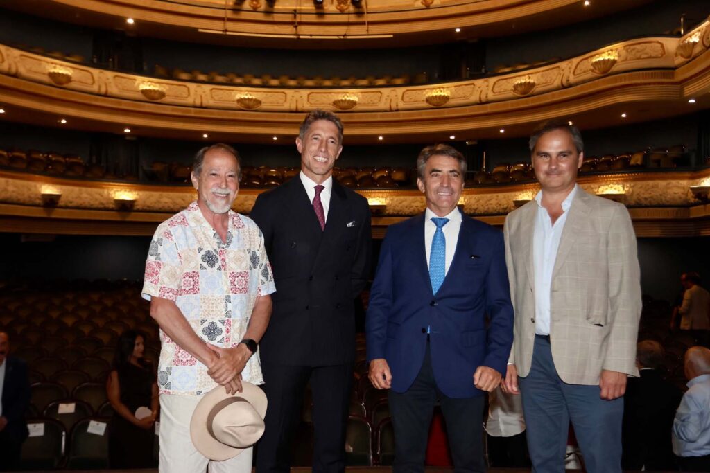 Manuel Escribano moves the crowd with his opening speech for Alicante’s Hogueras Fair