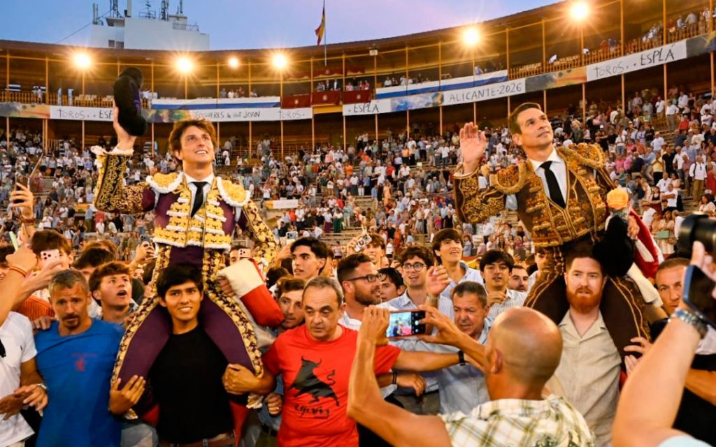 Roca Rey y Manzanares a hombros en Alicante